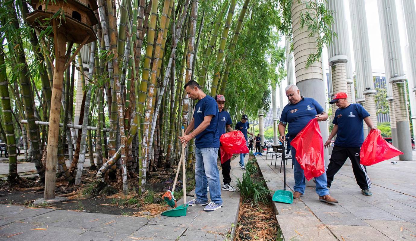 Este programa, apoyado por distintas entidades, busca no solo embellecer la ciudad, sino también ofrecerles a estas personas una nueva oportunidad de vida, libre de adicciones y con esperanza de un futuro mejor. Foto: Esneyder Gutiérrez