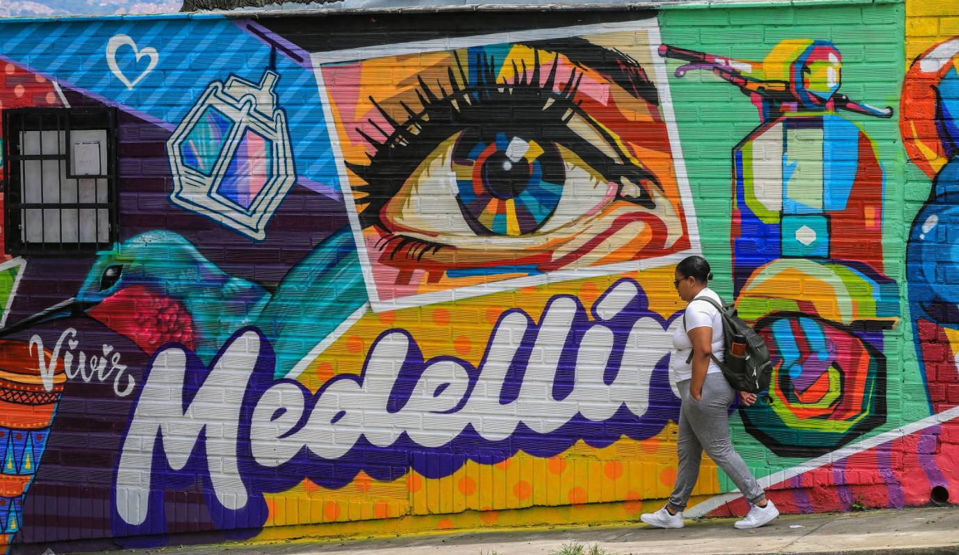 Los nuevos grafitis representan algunos lugares, personajes y formas icónicas de la cultura paisa. Sus vivos colores invitan a las personas a visitar el barrio Aranjuez. Foto: Esneyder Gutiérrez 