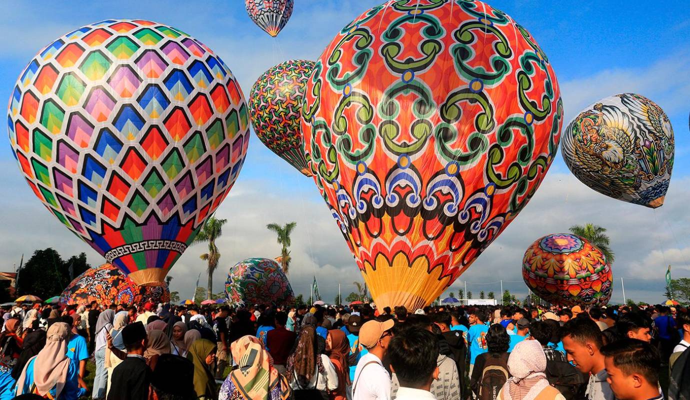 Esta festividad, conocida como Eid al-Fitr o Hari Raya Idul Fitri en Indonesia, es un momento de alegría y reunión familiar. Foto: AFP