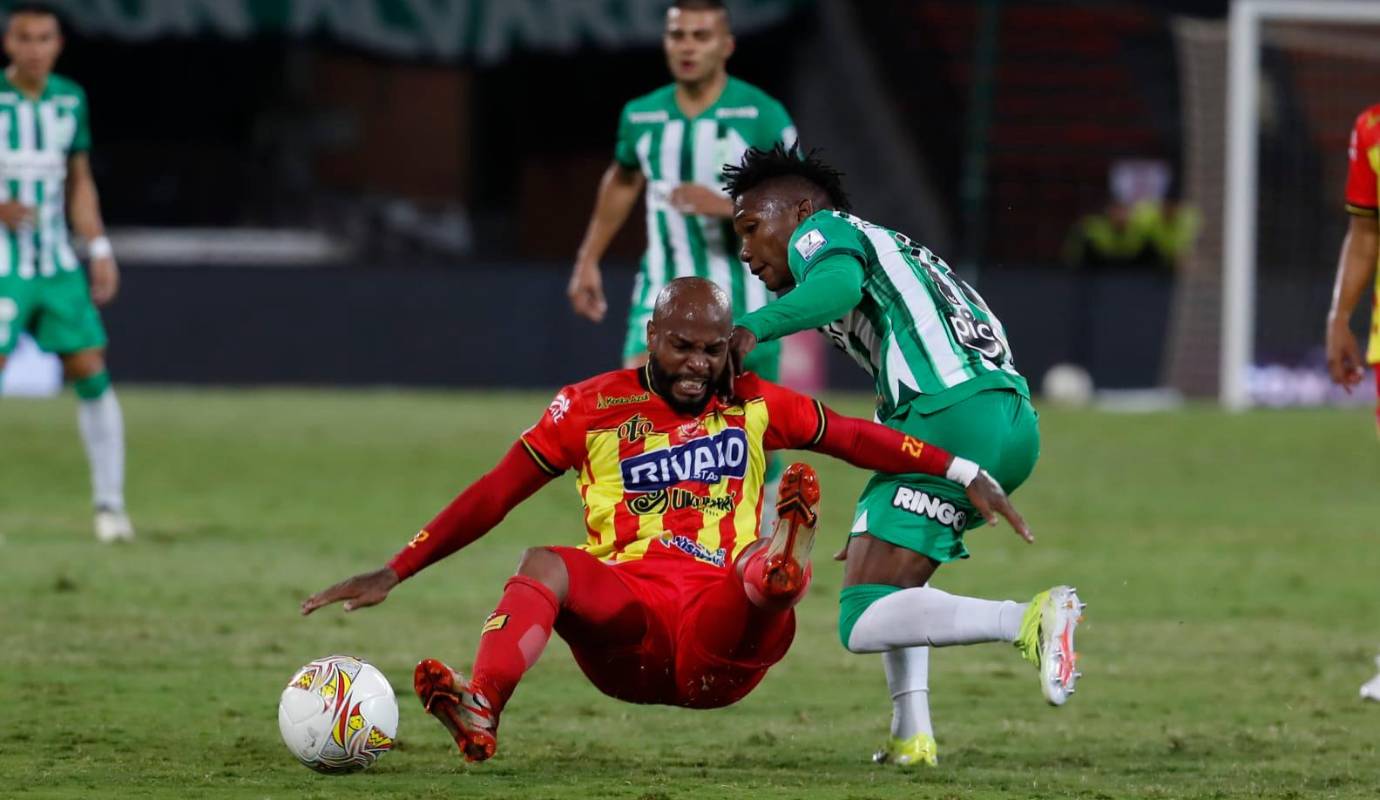 Fue un equipo predecible y fácil de neutralizar por el conjunto visitante, que demostró más determinación y propuesta en el juego. Foto Jaime Pérez