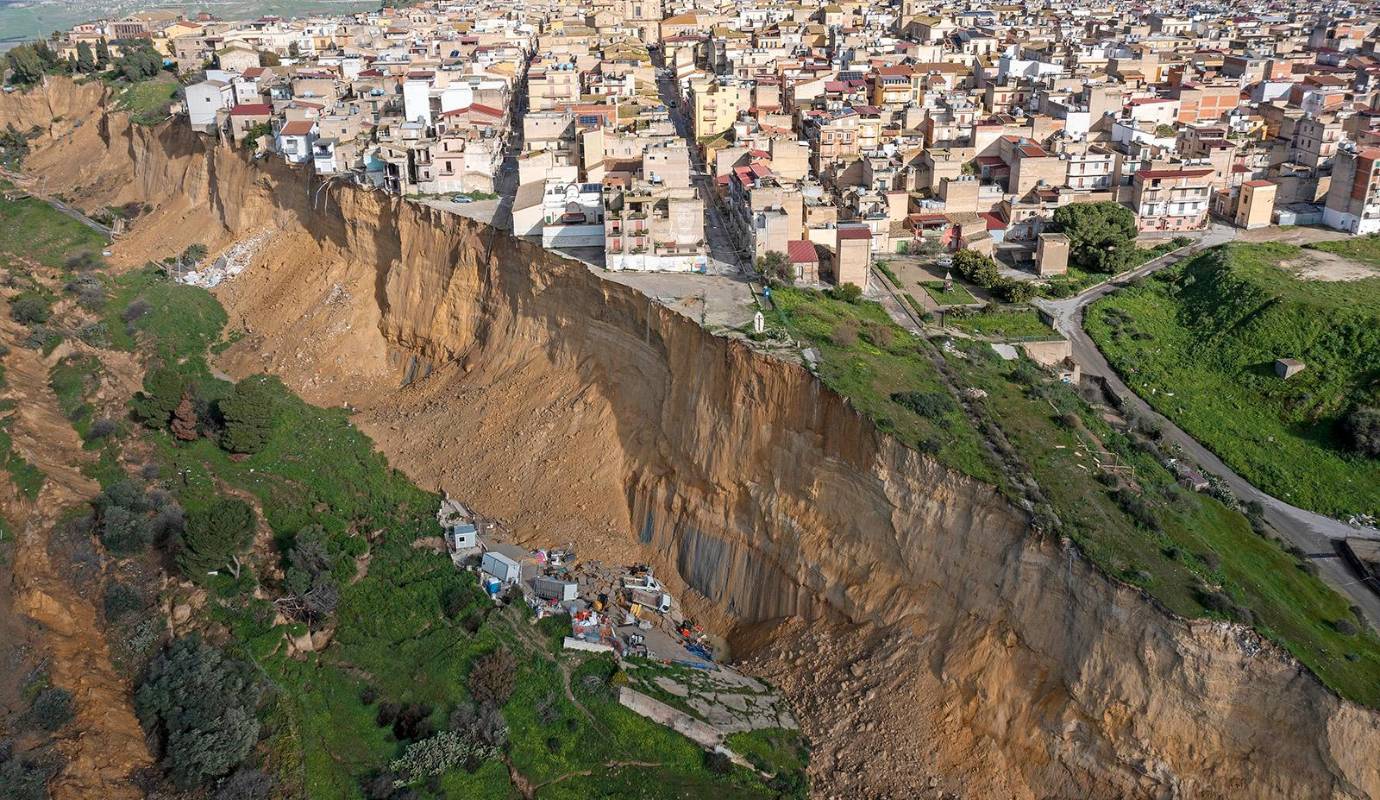 Un deslizamiento de tierra de aproximadamente cuatro kilómetros de longitud se registró en la localidad de Niscemi, situada en lo alto de una colina en la isla italiana de Sicilia, dejando a numerosas viviendas al borde del abismo y generando una emergencia de gran magnitud en el sur de Italia. Foto: GETTY