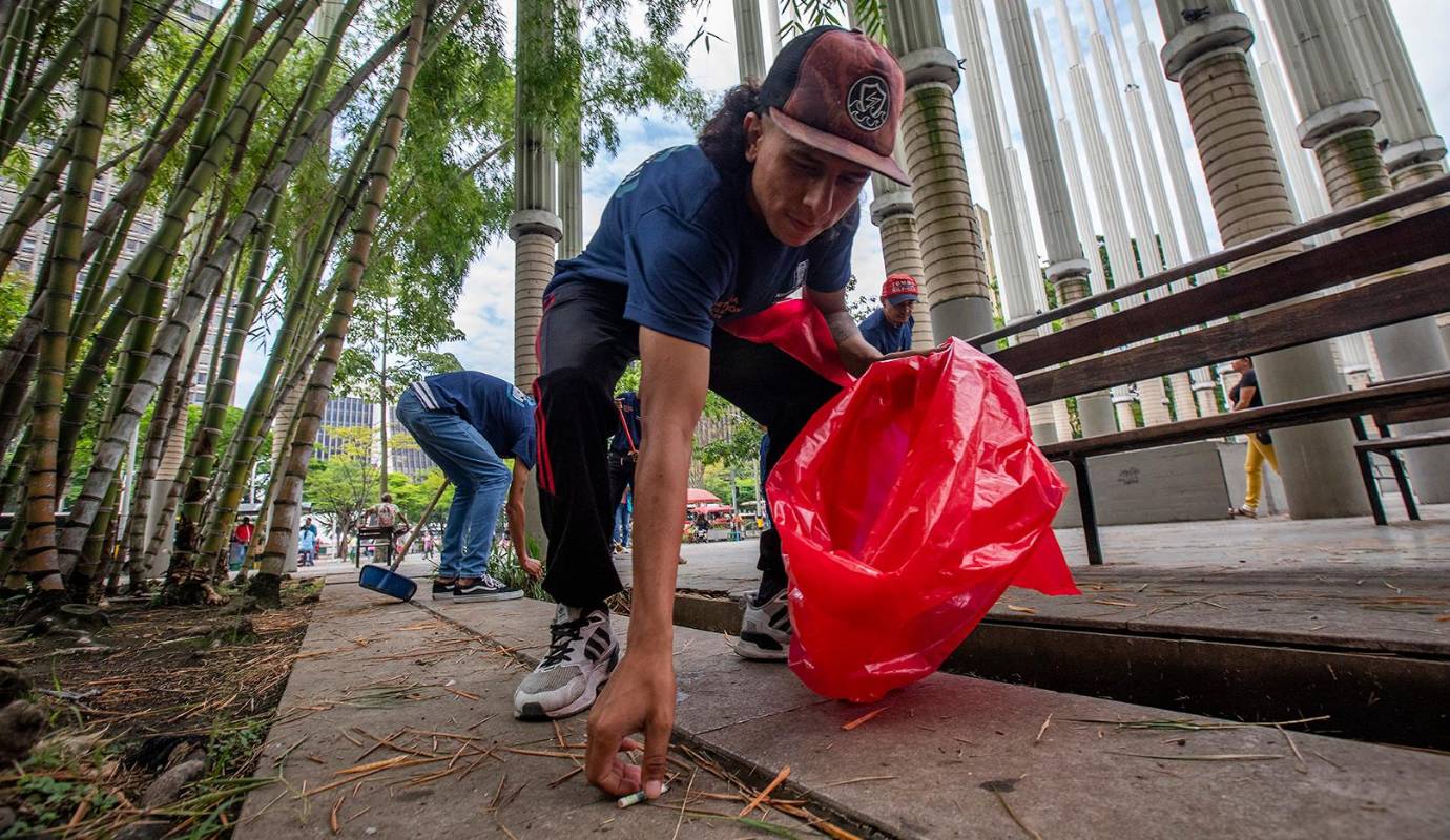 El proyecto forma parte de un programa de prueba que tiene una duración de un mes, durante el cual los participantes se comprometen no solo a realizar labores de limpieza, sino también a mantenerse alejados del consumo de sustancias psicoactivas. Foto: Esneyder Gutiérrez