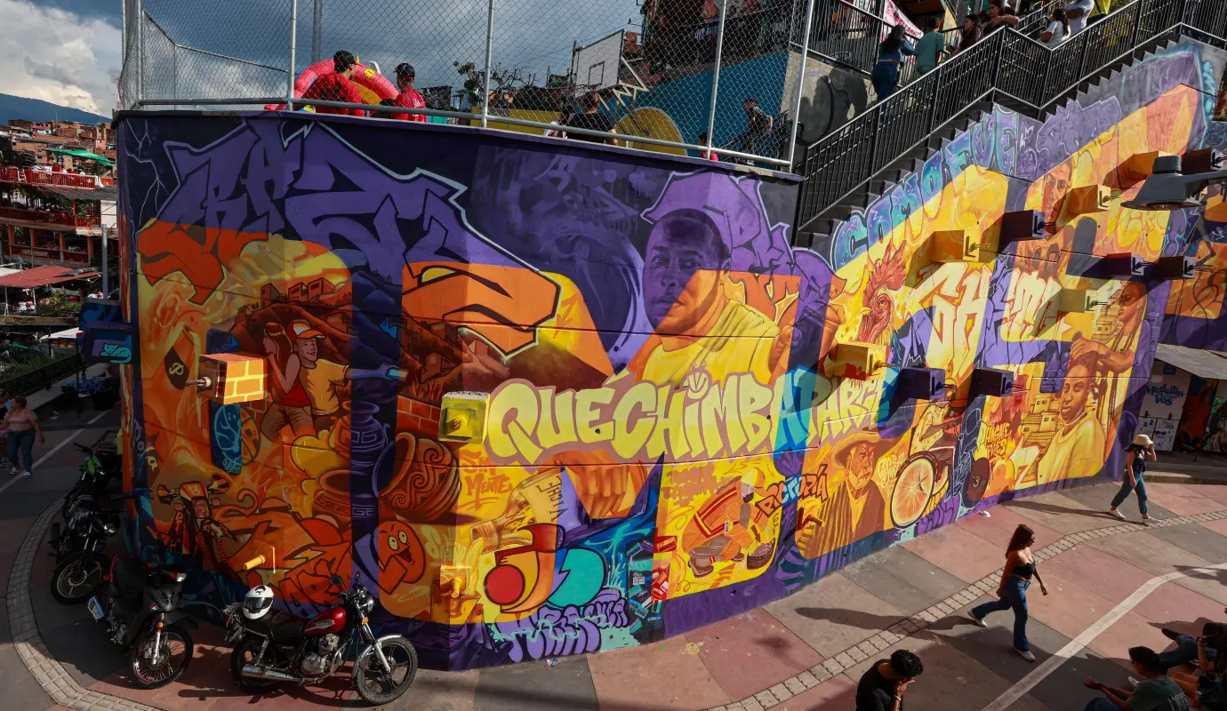 Durante el proceso de creación, los vecinos aportaron sus ideas y experiencias, logrando plasmar en la obra la esencia de la comuna y su evolución a lo largo de los años. Foto: Manuel Saldariaga Quintero.