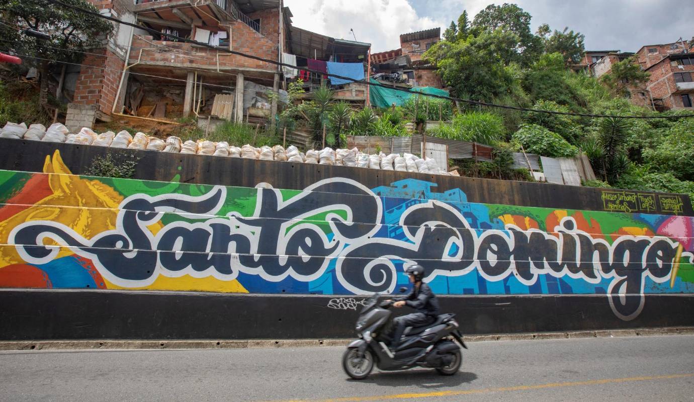 Las propias personas de Santo Domingo se han organizado para crear agencias turísticas que ofrecen los recorridos a miles de visitantes extranjeros que a su vez mientras recorren las galerías y conocen la historia de la Comuna 1 han logrado dinamizar decenas de negocios de todo tipo, la verdadera economía popular en movimiento. Foto: Esneyder Gutiérrez Cardona