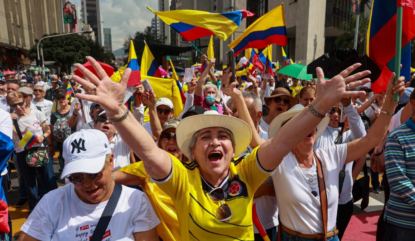 Desde las 10:00 a. m., en la Avenida La Playa con la Oriental se originaron aglomeraciones de manifestantes en contra del Gobierno Petro. Foto: Manuel Saldarriaga Quintero.