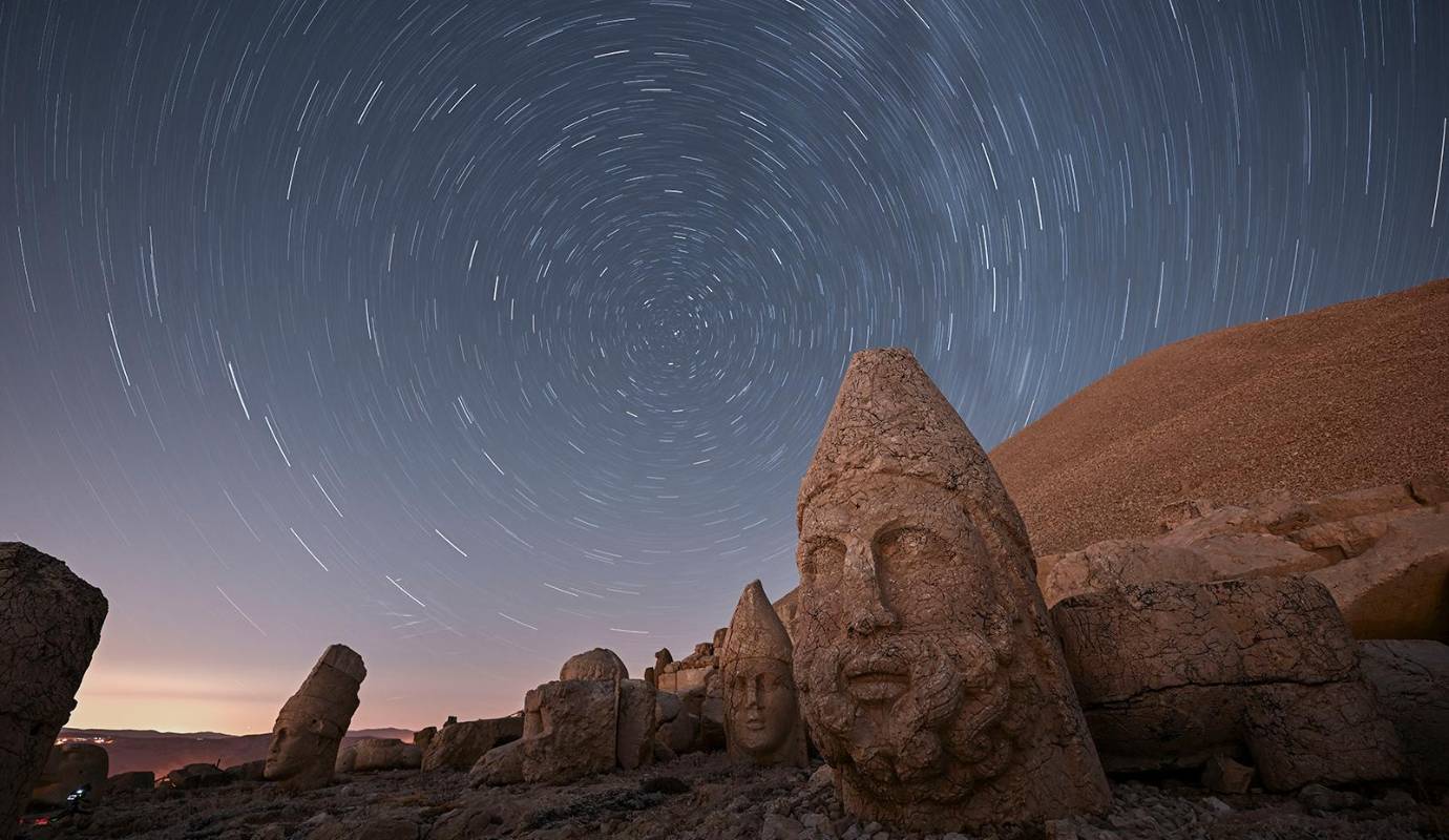 Las Perseidas, también llamadas “Lágrimas de San Lorenzo”, son restos dejados por el cometa Swift-Tuttle, que al entrar en la atmósfera terrestre se desintegran, creando destellos de luz que surcan el cielo nocturno. Foto: GETTY