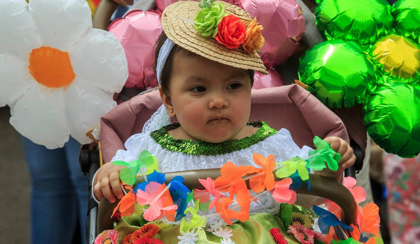 Para muchas familias, este desfile es una iniciación, el primer gran paso de los niños en el camino de preservar y honrar la herencia cultural de sus ancestros. Foto: Camilo Suárez Echeverry