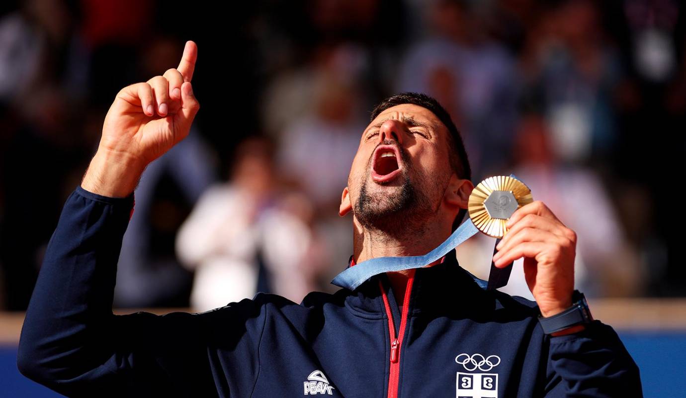 El medallista de oro Novak Djokovic del equipo de Serbia celebra en el podio durante la ceremonia de entrega de medallas de tenis individual masculino después del partido por la medalla de oro de tenis individual. Foto: GETTY