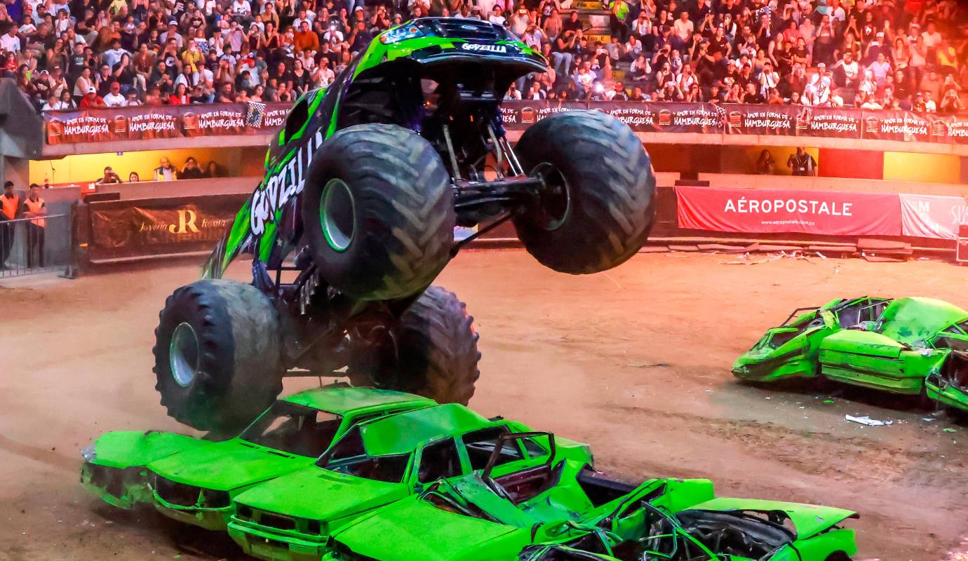 El plato fuerte de la jornada fue, sin duda, la presencia de las gigantescas Monster Trucks, verdaderos monstruos mecánicos diseñados para aplastar vehículos convencionales bajo sus colosales ruedas. Foto: Manuel Saldarriaga Quintero