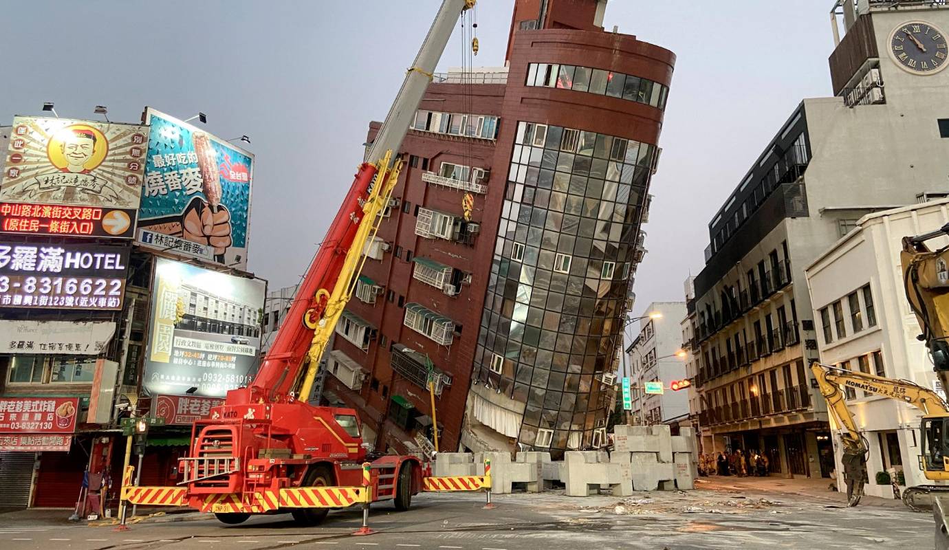 Varios edificios se inclinaron peligrosamente debido a la sacudida, también se han presentado desprendimientos de tierra, muchas personas fueron desalojadas de sus viviendas por el peligro que se presenta en cada replica. Foto: AFP