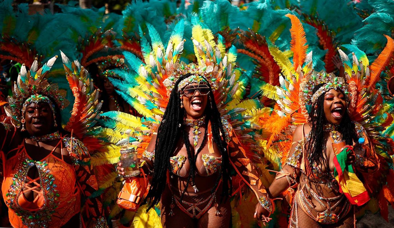 Durante el desfile principal, miles de personas se congregaron en las calles para disfrutar de la música, los trajes llamativos y las danzas al ritmo de la cultura caribeña. Foto: AFP