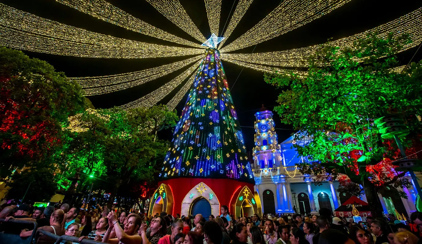 El municipio de Envigado dio inicio oficial a la temporada navideña con el encendido de su tradicional alumbrado. Este año, la propuesta lleva por nombre “Destellos de Navidad”. Foto: Juan Antonio Sánchez