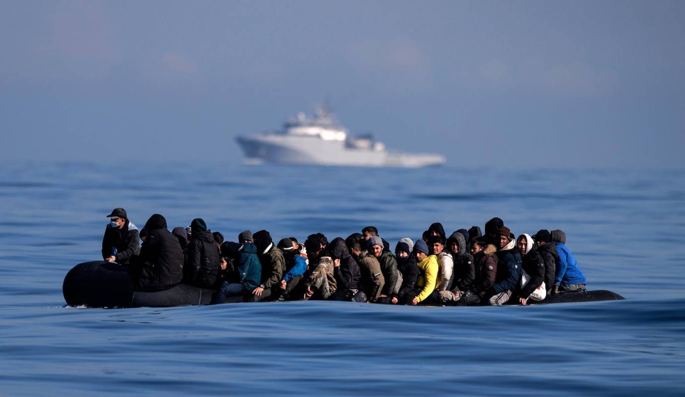 Las mayoría de personas que arriesgan sus vidas cruzando el Canal de la Mancha en estas rudimentarias embarcaciones provienen de Afganistán, Irak, Siria y otras naciones de África. Foto: GETTY
