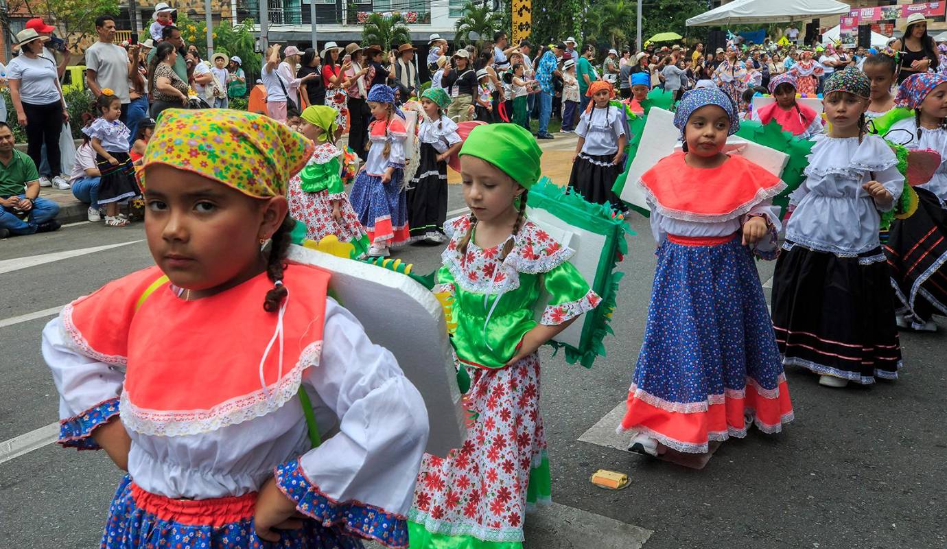 Desde tempranas horas de la mañana, el ambiente en La Floresta era de pura efervescencia. Familias enteras se congregaron alrededor del tradicional parque, ansiosas por acompañar a los pequeños protagonistas de la jornada. Foto: Camilo Suárez Echeverry
