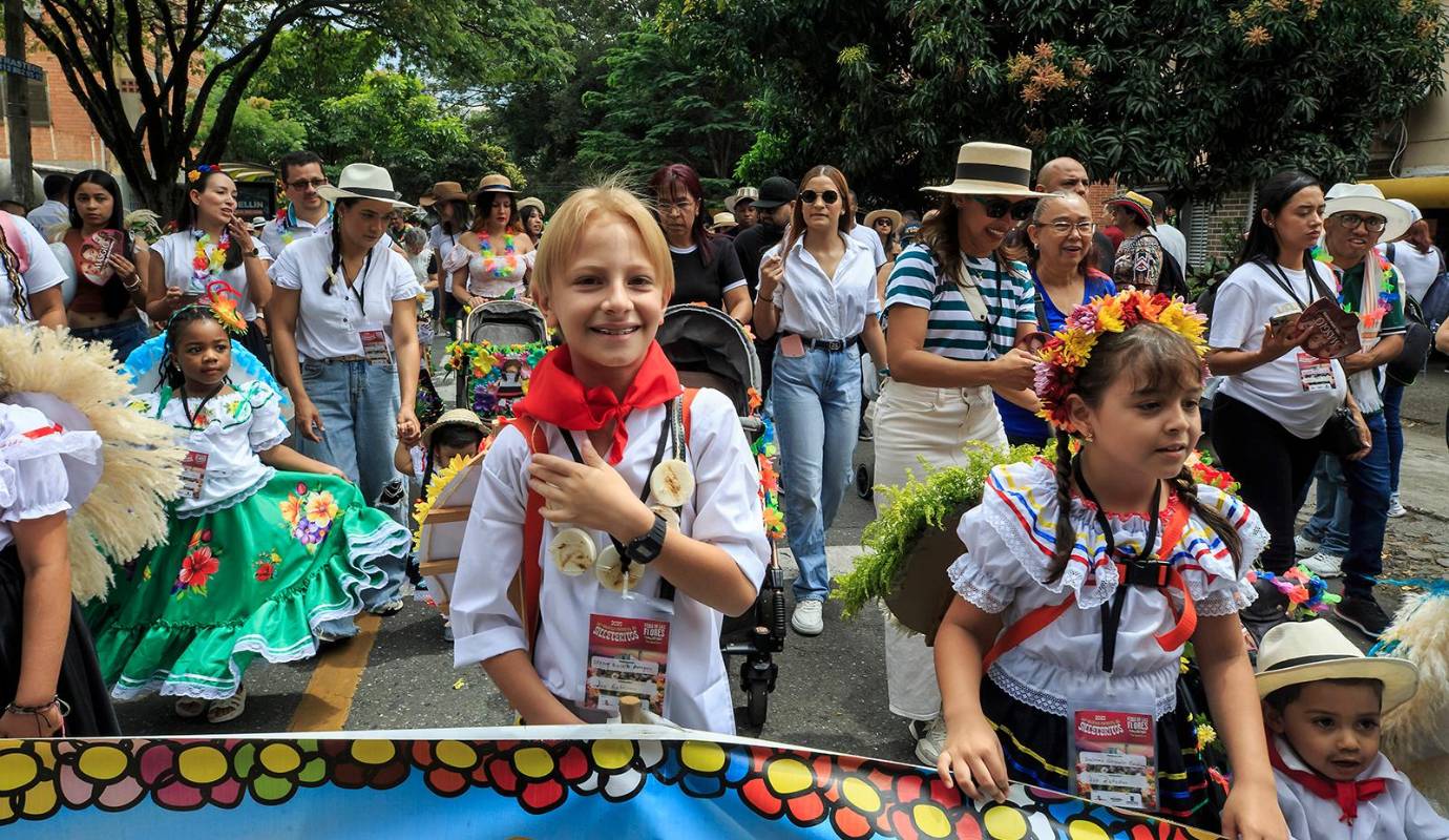 La emoción no solo era palpable entre los participantes. Padres, madres, abuelos y cuidadores vivieron la jornada con una mezcla de orgullo y nostalgia, al ver a sus hijos y nietos hacer parte activa de una fiesta que no solo une a Medellín, sino que también exalta el legado campesino y silletero de Santa Elena. Foto: Camilo Suárez Echeverry