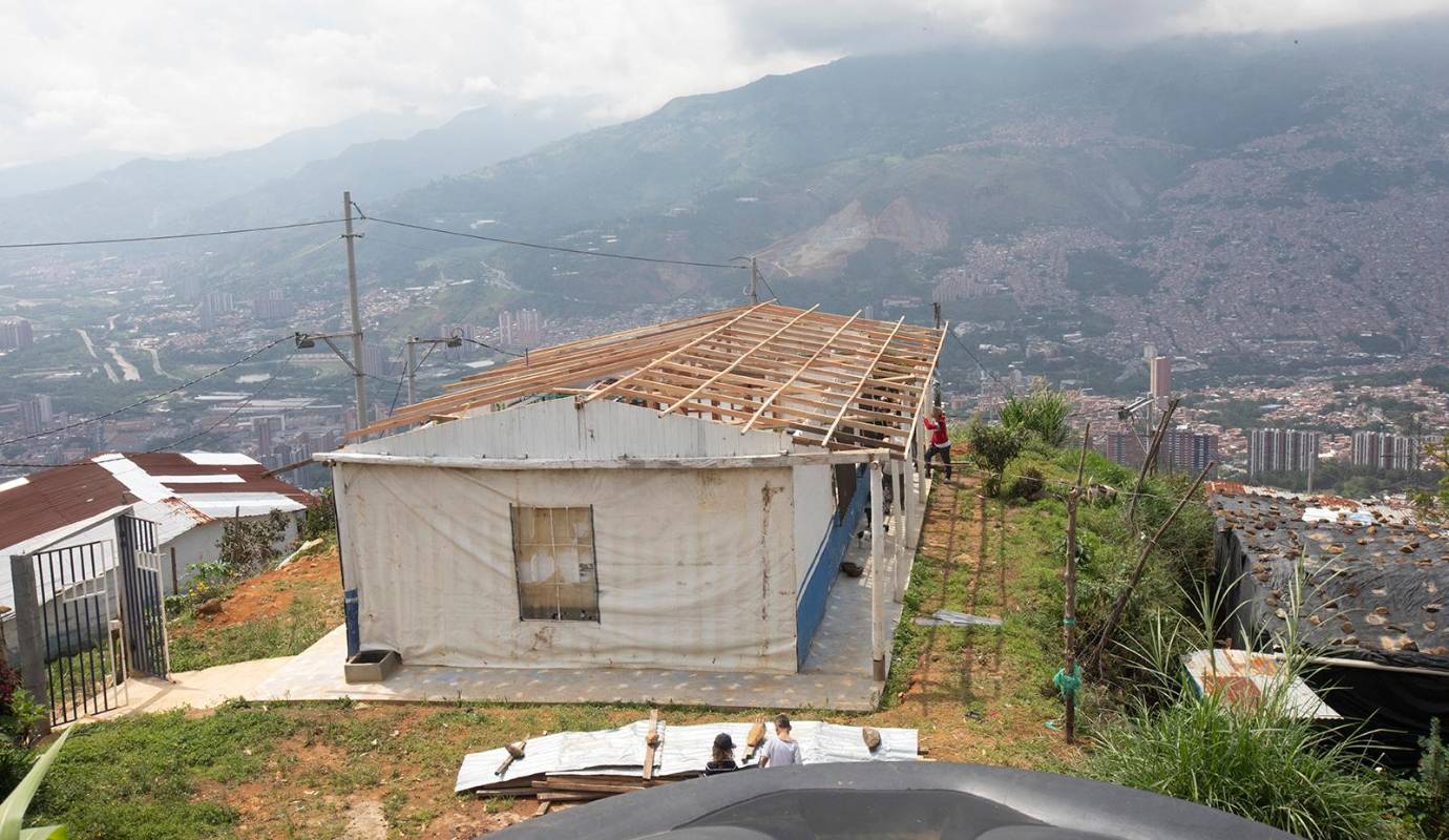 La comunidad del barrio Nueva Jerusalén en Bello, Antioquia, se encuentra consternada por la situación que atraviesa la Iglesia María Reina de los Corazones, la cual sufrió graves daños en su estructura debido a las fuertes lluvias y vientos asociados a la llegada del invierno. Foto: Esneyder Gutiérrez