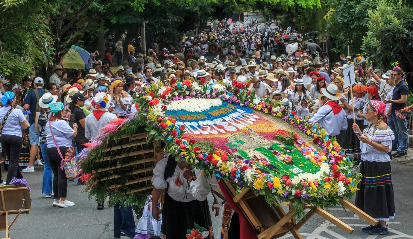 Más de 2.200 niños y niñas llenaron de color, alegría y un profundo sentido de tradición las calles del barrio La Floresta, rindiendo un vibrante homenaje a la inigualable cultura silletera que define a los paisas. Foto: Camilo Suárez Echeverry