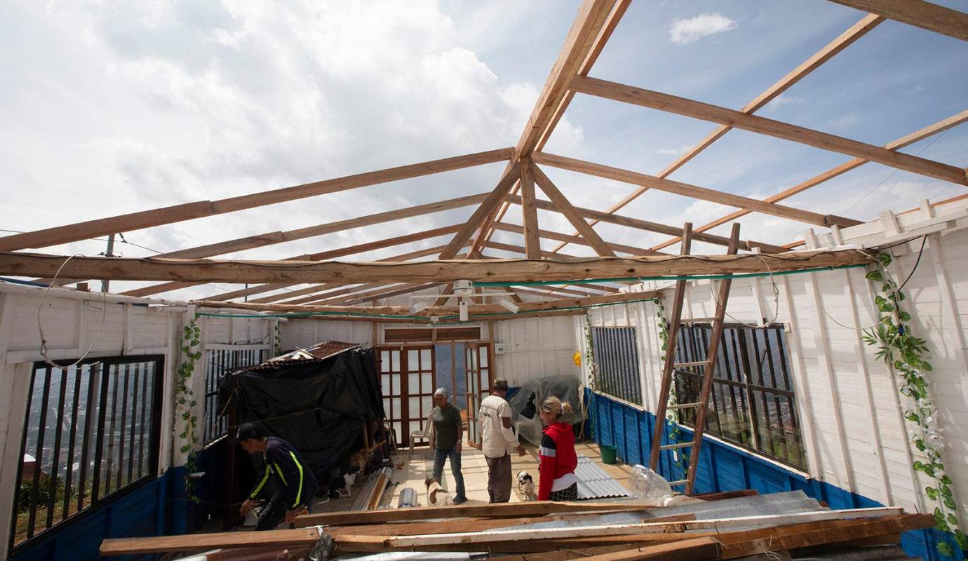 La reparación del techo y otros daños estructurales requieren de una inversión significativa que la comunidad local no puede asumir por completo. Se hace un llamado urgente a la solidaridad de la comunidad más amplia y a posibles donantes externos. Foto: Esneyder Gutiérrez
