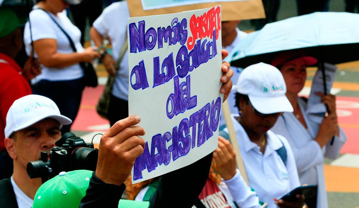 Entre las principales demandas de los maestros se encuentran la contratación oportuna con prestadores de servicios de salud, el pago puntual de reembolsos e incapacidades, la entrega completa y sin retrasos de los medicamentos prescritos, así como un acceso más eficiente a la atención médica, que en muchos casos ha sido lenta y de baja calidad. Foto: Camilo Suárez