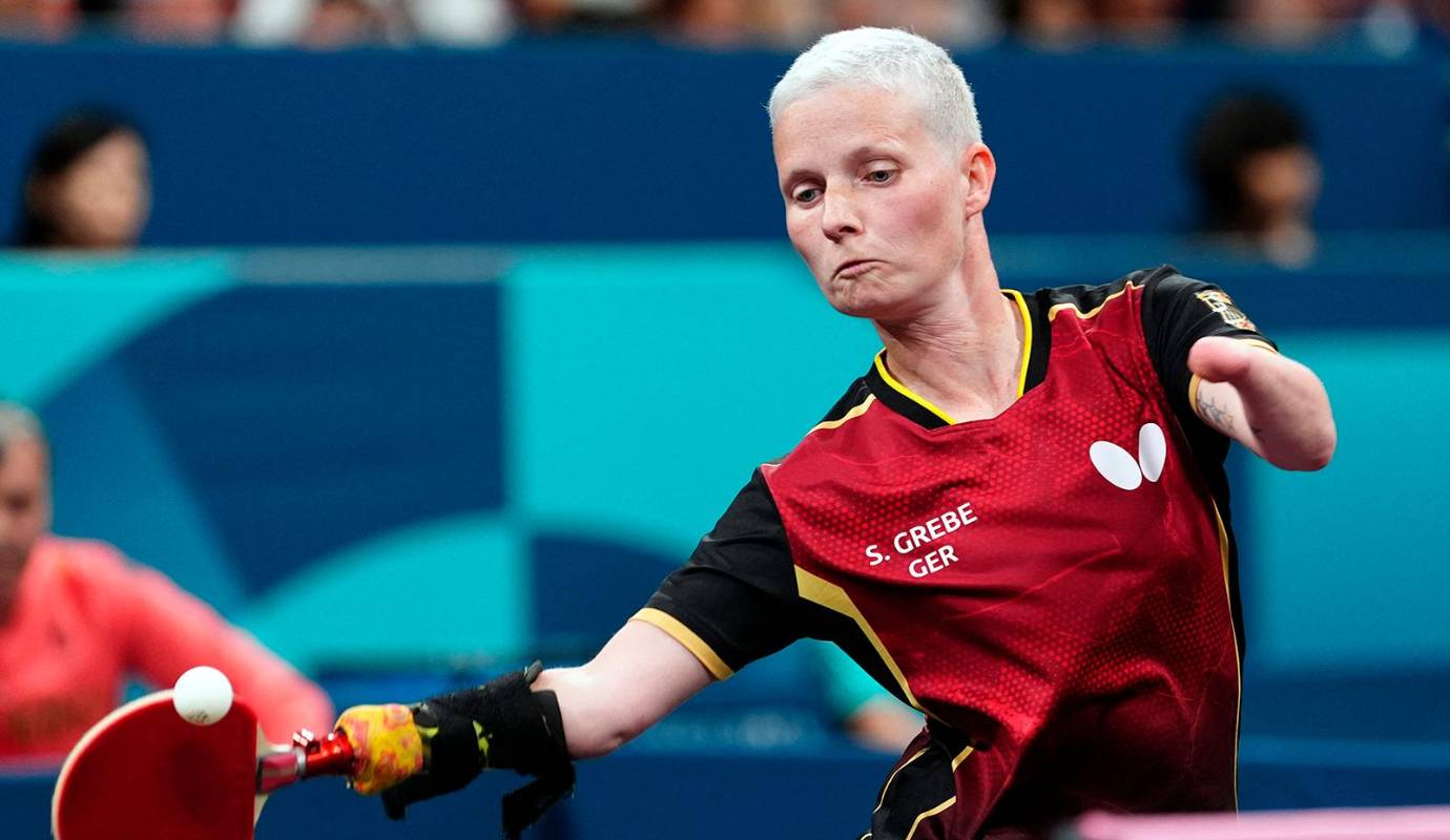La alemana Stephanie Grebe devuelve el balón durante la semifinal de dobles de tenis de mesa femenino entre Noruega y Alemania en los Juegos Paralímpicos de París 2024. Foto: AFP