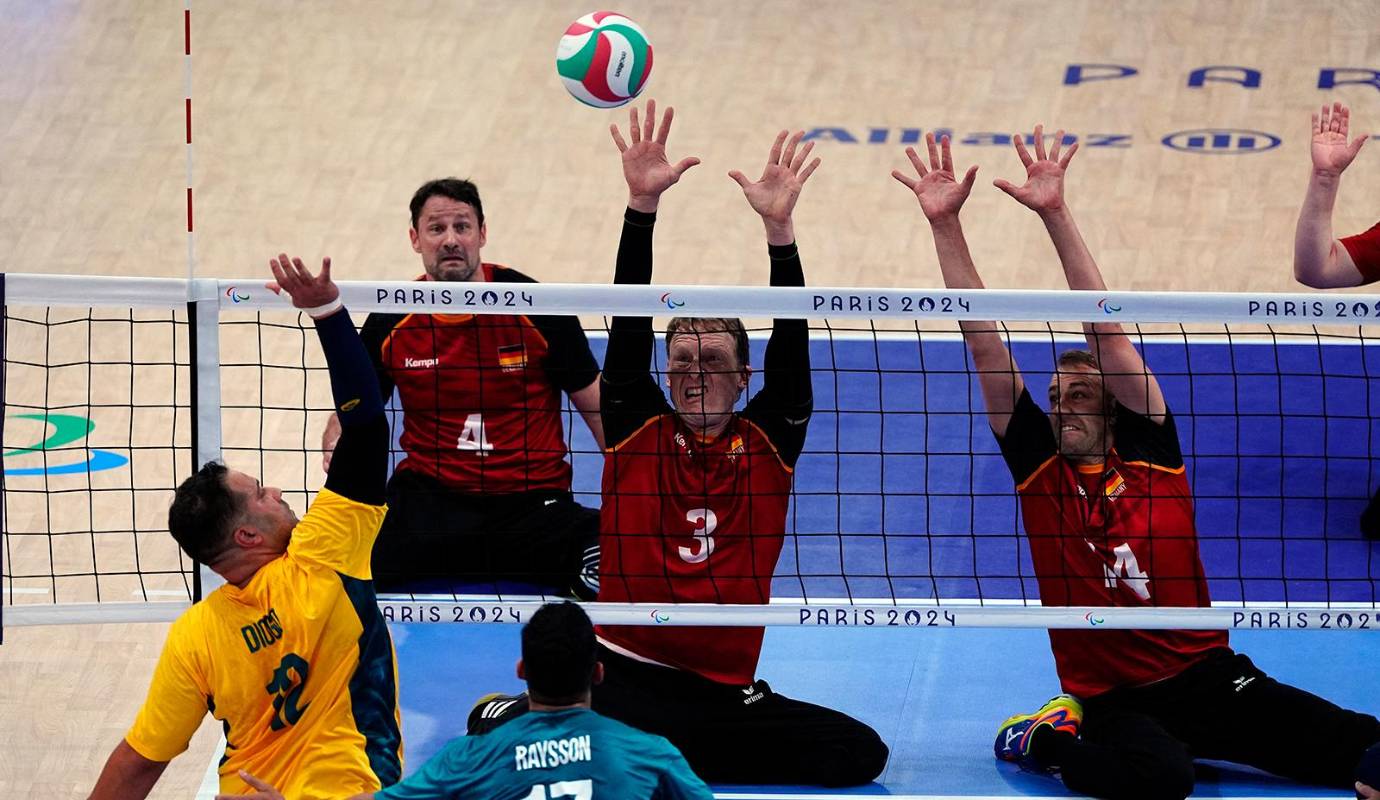El número 12 de Brasil, Diogo Reboucas (izq.), compite en un partido preliminar masculino de voleibol sentado del grupo B entre Alemania y Brasil. Foto: AFP