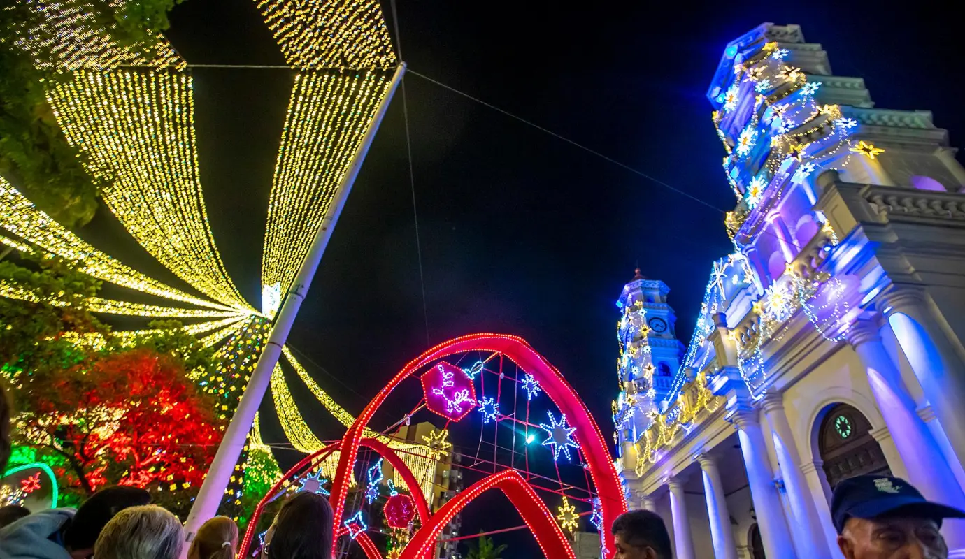 Con esta iluminación, Envigado se convierte en el primer municipio antioqueño en inaugurar su temporada navideña. Foto: Juan Antonio Sánchez