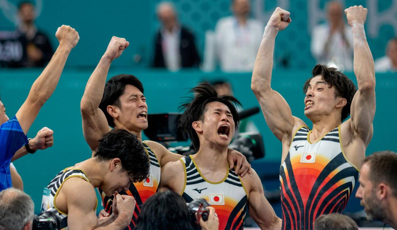 Los japoneses, Wataru Tanigawa, Kazuma Kaya, Shinnosuke Oka y Takaaki Sugino reaccionan después de que su compañero de equipo Daiki Hashimoto realizara su rutina en la barra horizontal durante la victoria por la medalla de oro del equipo en la final masculina por equipos de gimnasia artística. Foto: GETTY