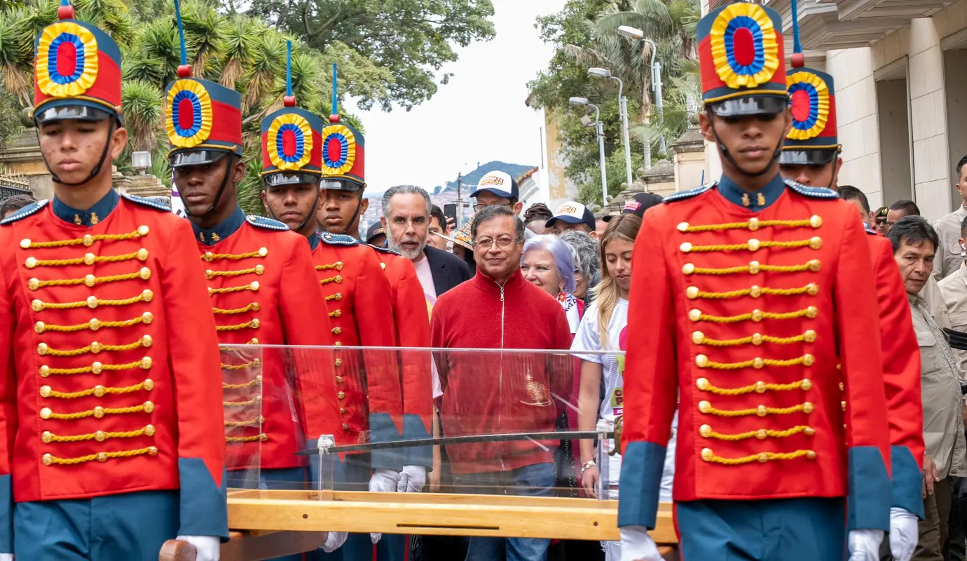 El presidente Gustavo Petro acompañado de su hija Antonella llevó la espada de Bolívar hasta la Plaza de Bolívar en medio de una jornada de movilizaciones. Foto: Presidencia