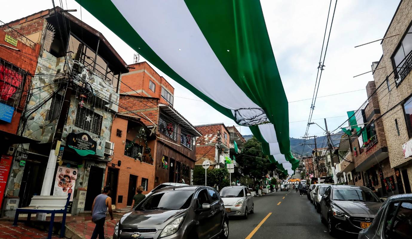 En la carrera 78 con la 44, de Manrique, instalaron esta bandera del Nacional, de más de 140 metros de largo. FOTO: Jaime Pérez