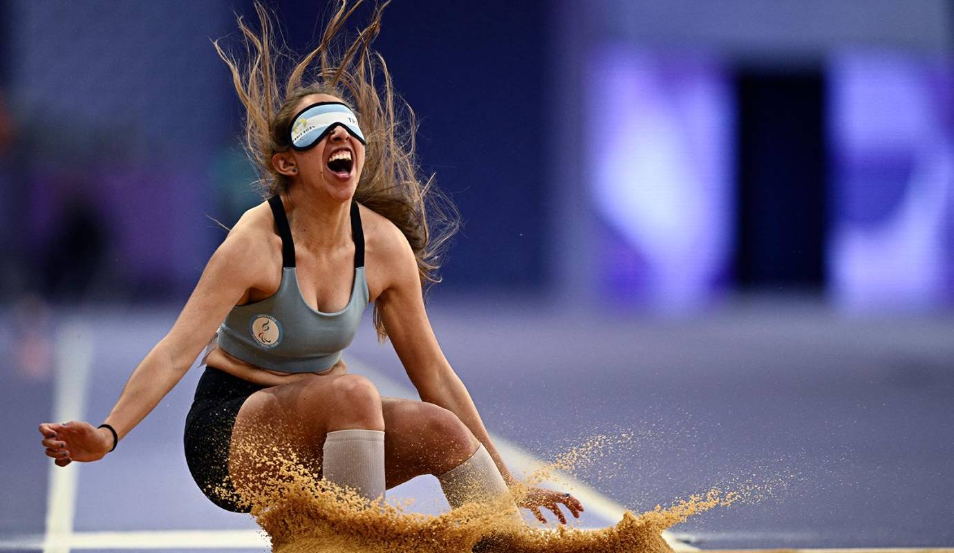 La argentina Rosario Trinidad Coppola Molina compite durante la final de salto de longitud femenino T11 en el Stade de France, Saint Denis, al norte de París. Foto: AFP