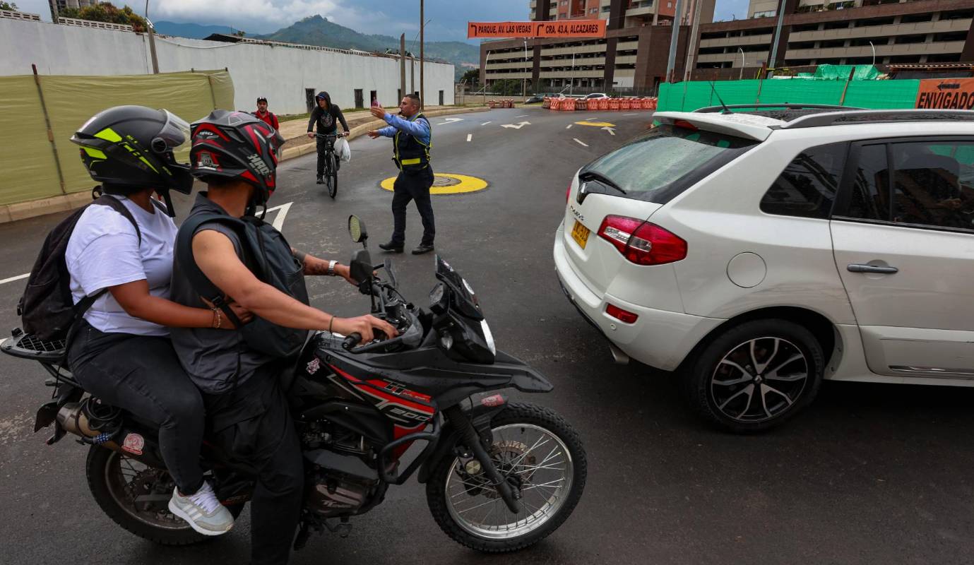 En próximos días serán habilitados los andenes y ciclorrutas aledañas a la nueva glorieta para la movilidad activa y sostenible que promueve el Área. Foto: Manuel Saldarriaga Quintero