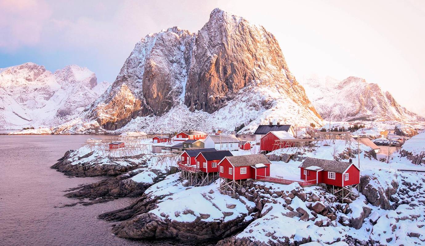 Con apenas 56.000 habitantes, la vida en la isla es un desafío logístico constante. Es un lugar tan remoto que no existen carreteras que conecten las ciudades entre sí; los groenlandeses se desplazan entre asentamientos utilizando barcos, helicópteros y aviones, dependiendo de las condiciones climáticas. Foto: Depositphotos