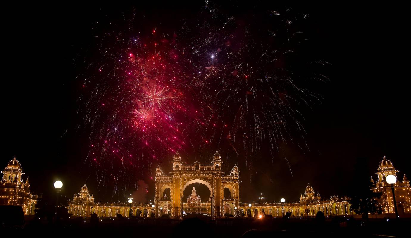 Espectáculo de fuegos artificiales sobre el Palacio de Mysore iluminado celebra la llegada del Año Nuevo el 1 de enero de 2026 (India) Foto: Getty 