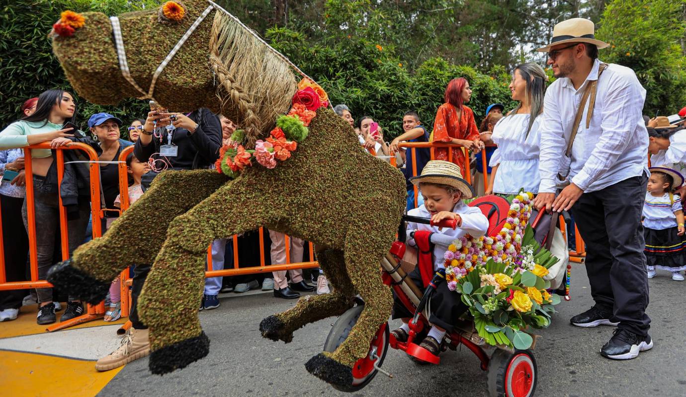 Hubo mucha creatividad y color en el diseño de las pequeñas carrozas. Foto: Manuel Saldarriaga Quintero.