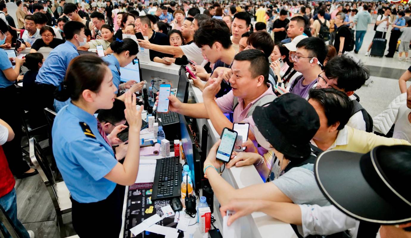 Los pasajeros esperan en la sala de espera de la estación de tren norte de Shenzhen, provincia china de Guangdong. En terremoto provocó la suspensión de los servicios de trenes en Shenzhen. Foto: GETTY