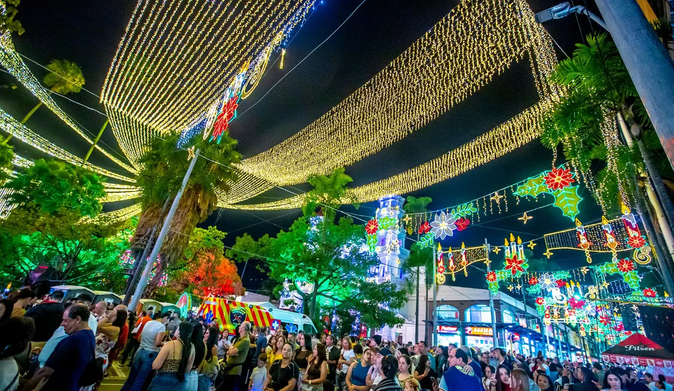 Las más de $12.000 figuras navideñas que componen la decoración, han sido diseñadas para contar una historia, con elementos tradicionales de la Navidad fusionados con detalles que resaltan la identidad y la belleza propia de Envigado. Foto: Juan Antonio Sánchez