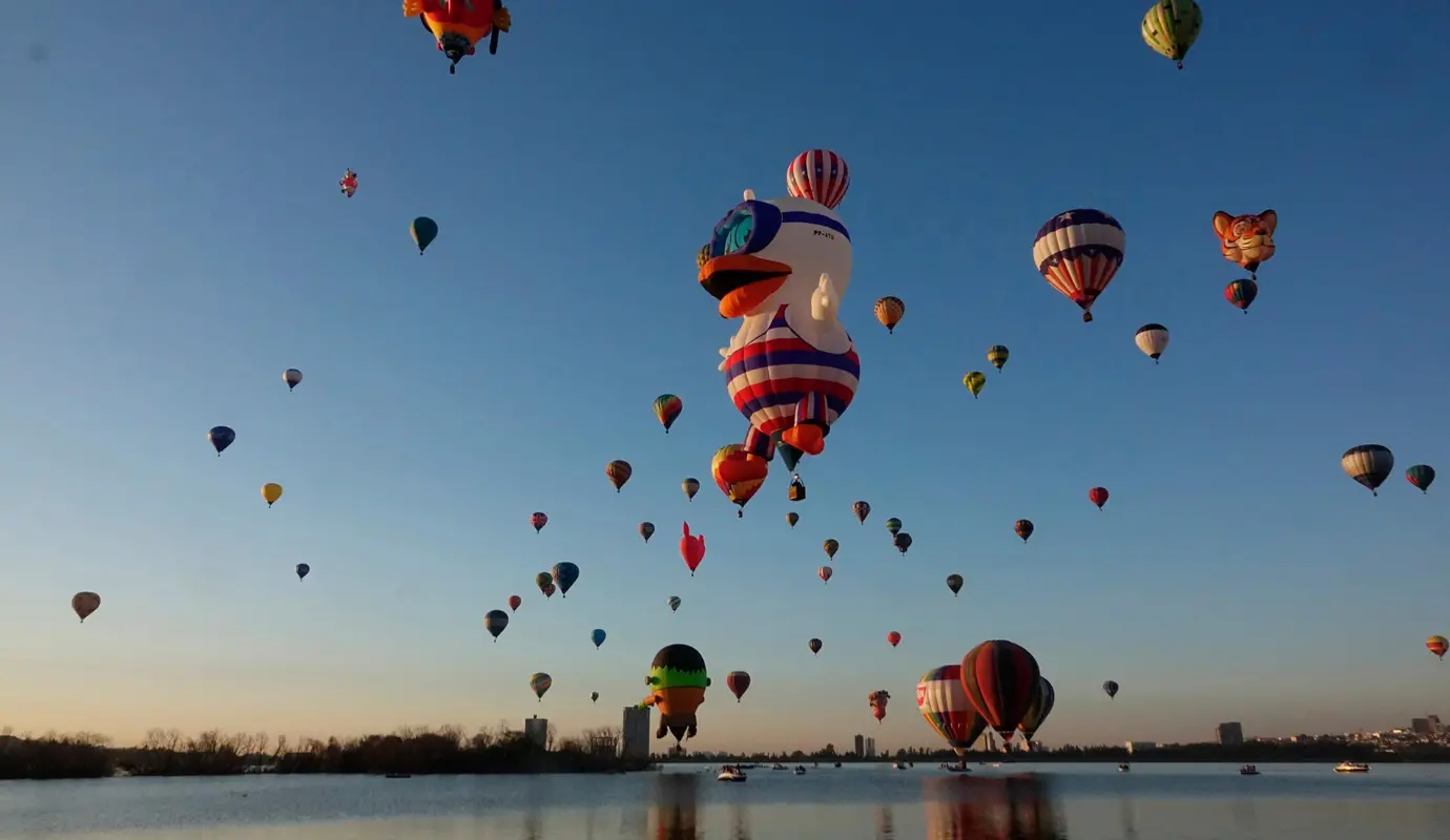 Este evento, que ha congregado a cientos de miles de espectadores, no es solo un festival, sino una tradición que transforma el horizonte mexicano en un mosaico flotante de color, forma y tecnología. Foto: Xinhua