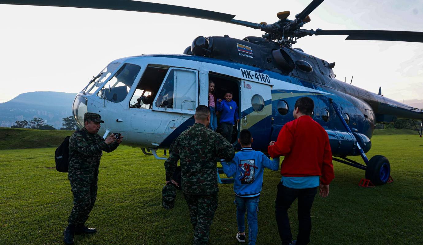La jornada comenzó en la ciudad de Medellín, donde la emoción se palpaba en el ambiente. Con los ojos llenos de ilusión, los niños abordaron el helicóptero que los transportaría a un mundo de aventuras. Foto: Manuel Saldarriaga Quintero.