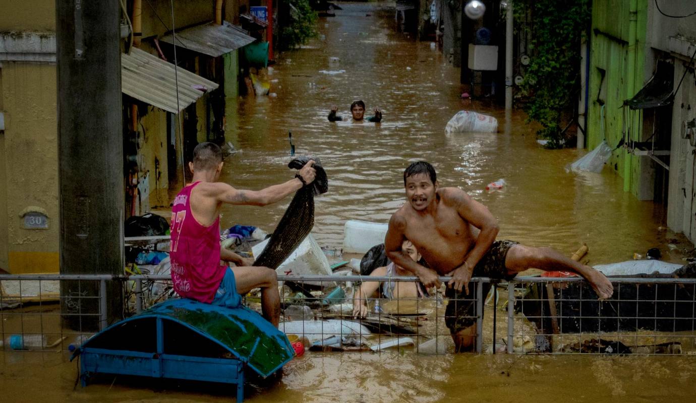 La población filipina se enfrenta a una situación desesperada tras el paso del tifón Gaemi. Miles de familias han perdido sus hogares y sus pertenencias, y se encuentran viviendo en refugios temporales en condiciones precarias. Foto: GETTY 