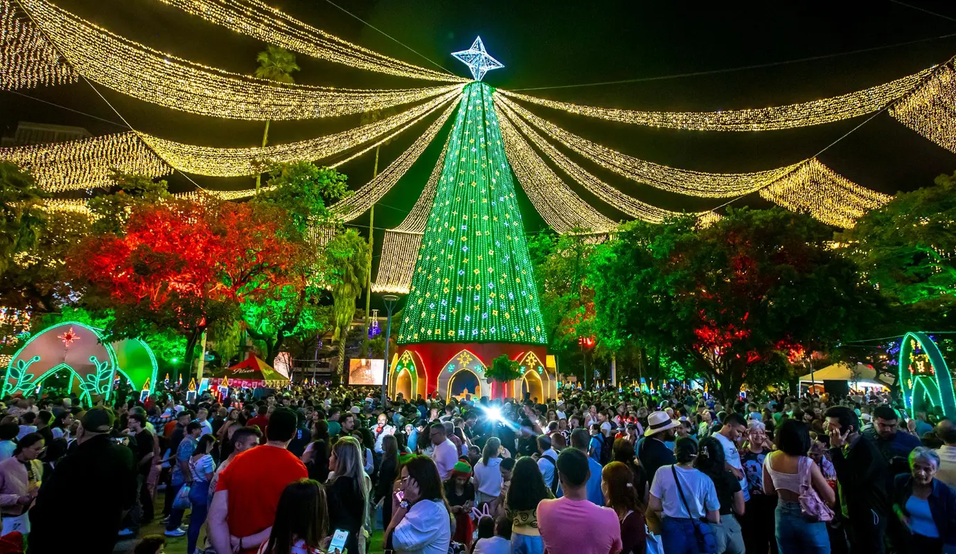 El encendido navideño tiene un triple propósito: resaltar la belleza intrínseca del municipio, impulsar la economía local y fortalecer el turismo en la región del Aburrá Sur. Foto: Juan Antonio Sánchez