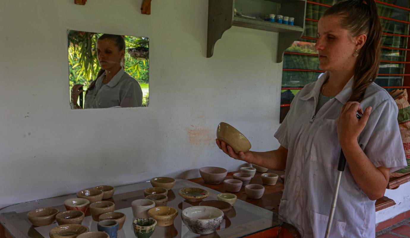 Guiada por el tacto y su memoria, esta alfarera comenzó a moldear piezas de cerámica con la precisión que sólo da la experiencia. Foto: Manuel Saldarriaga Quintero.