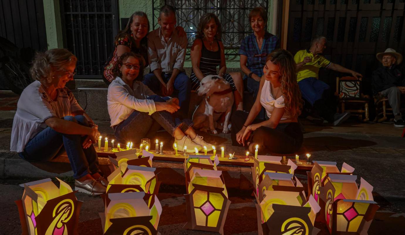 Además de ser una fecha significativa para los católicos, la Noche de Velitas también resalta la esencia de la Navidad como un tiempo de compartir y reflexionar en comunidad. Foto: Manuel Saldarriaga Quintero.