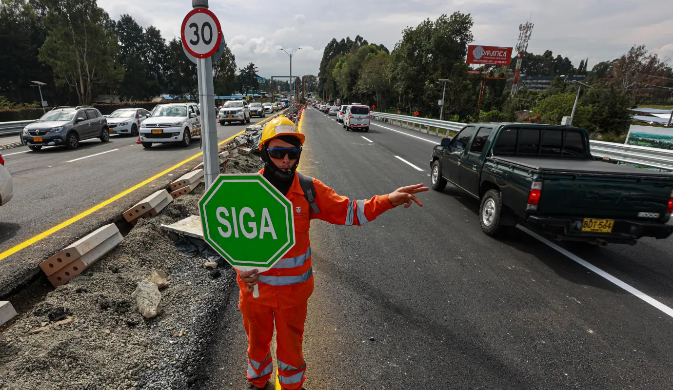 La construcción de este puente, que demandó una inversión superior a los 100 mil millones de pesos, es el primer tramo entregado de un proyecto de intercambio vial más amplio que busca optimizar la conectividad entre Sajonia y el aeropuerto. Foto: Manuel Saldarriaga Quintero.