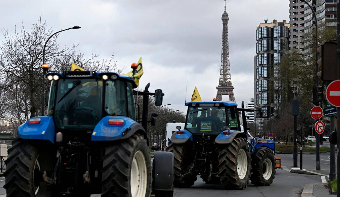 Los agricultores franceses que llevan más de tres semanas de huelga en todo Europa, llegaron hoy con sus tractores hasta las afueras de la torre para unirse a la protesta. Foto: AFP