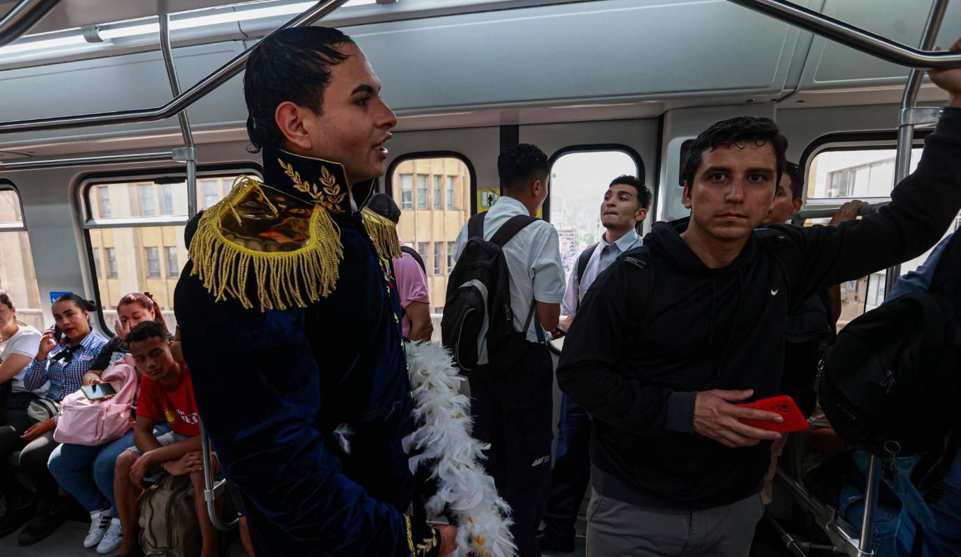 El Metro de Medellín se convierte en el escenario principal de este tributo, integrando historia y cultura en un espacio cotidiano para sus usuarios. Foto: Manuel Saldarriaga Quintero.