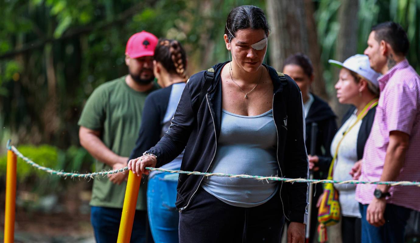 En el recorrido escuchan y conocen gracias a las explicaciones de los guías algunas de las más de 100 especies de aves y árboles que hay en la privilegiada reserva que hace parte de un corredor de fauna que incluso llega hasta el páramo de Belmira. Foto: Manuel Saldarriaga Quintero.