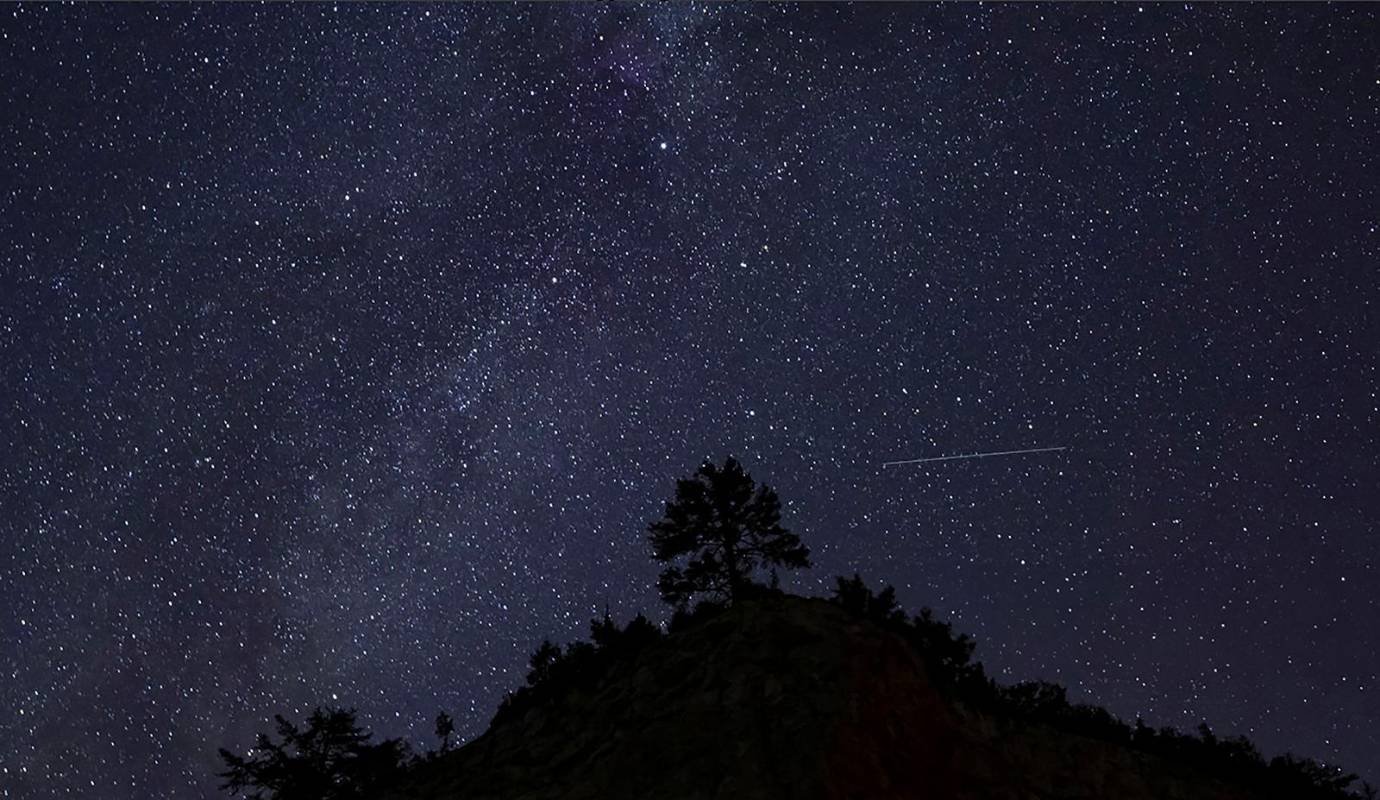 Encontrar un lugar oscuro, alejado de la contaminación lumínica, y tumbarse a contemplar el cielo es una experiencia que todos deberíamos vivir al menos una vez en la vida. Durante las Perseidas, este ritual se vuelve aún más especial. Foto: GETTY