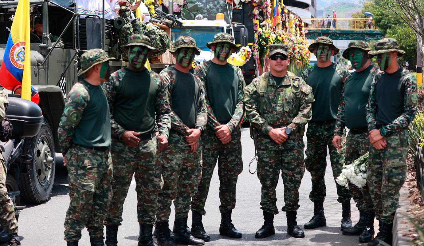 El desfile, que reúne a miembros activos y retirados de las Fuerzas Militares de Colombia y la Policía Nacional, se ha convertido en uno de los momentos más significativos y conmovedores de la Feria. Foto: Manuel Saldarriaga Quintero