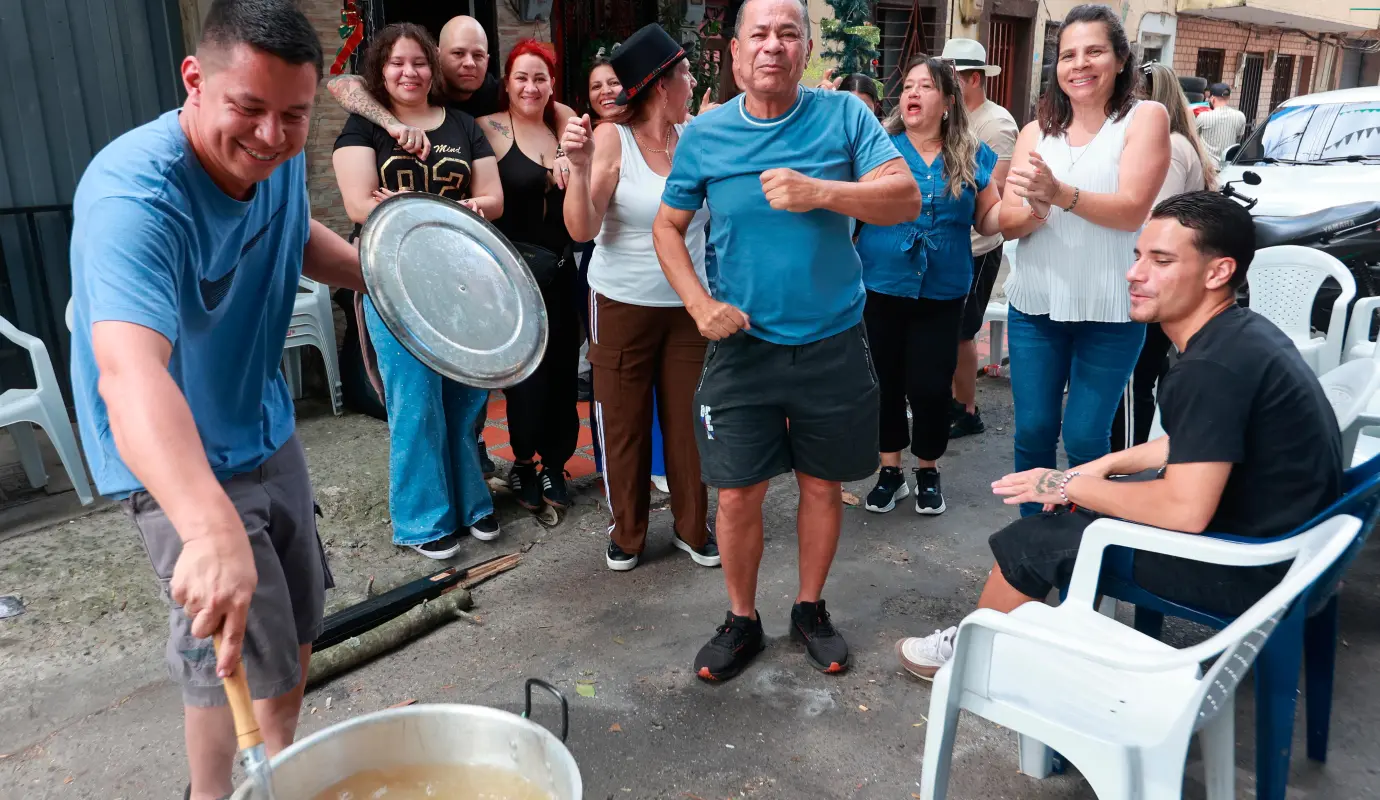 La tradición de cocinar este plato en las calles reúne a familias y vecinos y se convierte en el remedio ideal para el “guayabo” de las celebraciones de Año Nuevo. Foto: Manuel Saldarriaga