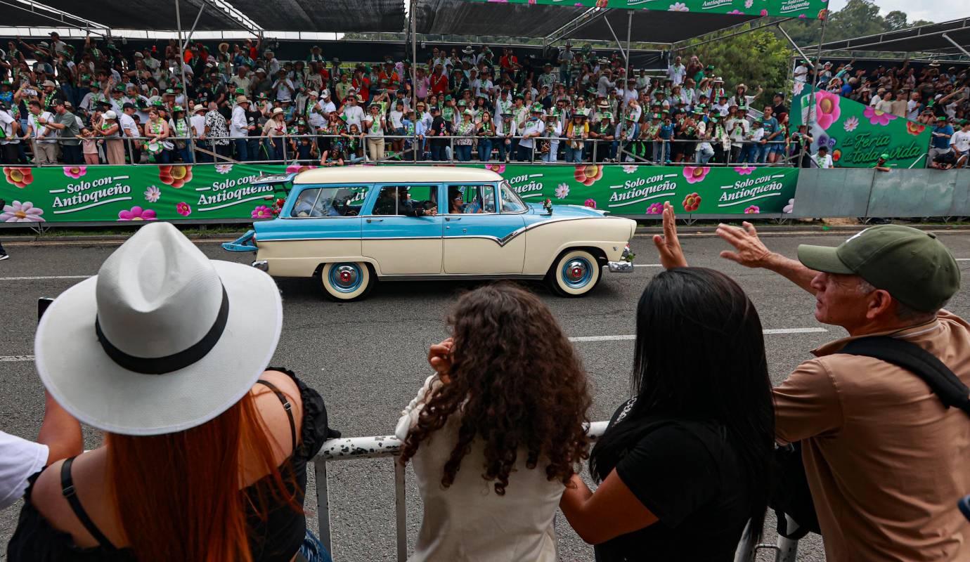 El Desfile de Autos Clásicos y Antiguos no es solo una exhibición de vehículos; es una celebración de la memoria, el ingenio humano y la pasión por la historia. Foto: Manuel Saldarriaga Quintero.